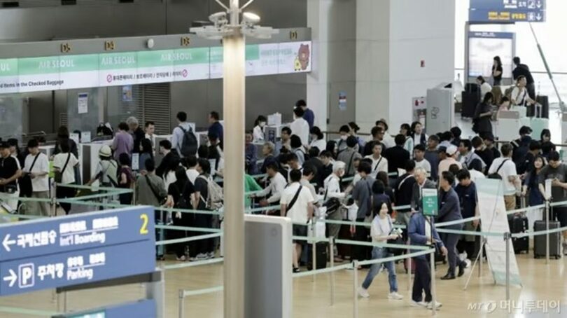 仁川国際空港第1旅客ターミナルで日本行きの搭乗手続きをする旅行客(c)NEWSIS