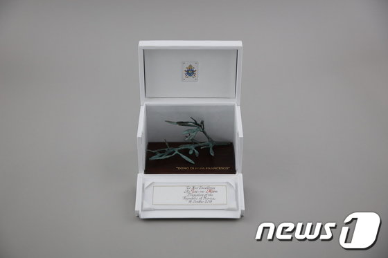 ローマ教皇にプレゼントされたオリーブの枝（行政安全省提供）(c)news1