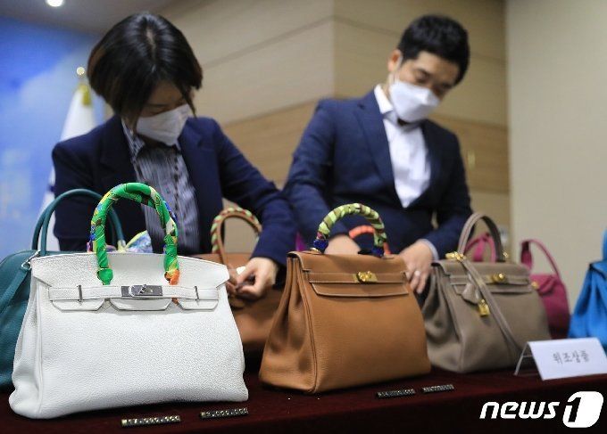 押収された偽ブランド商品(c)news1