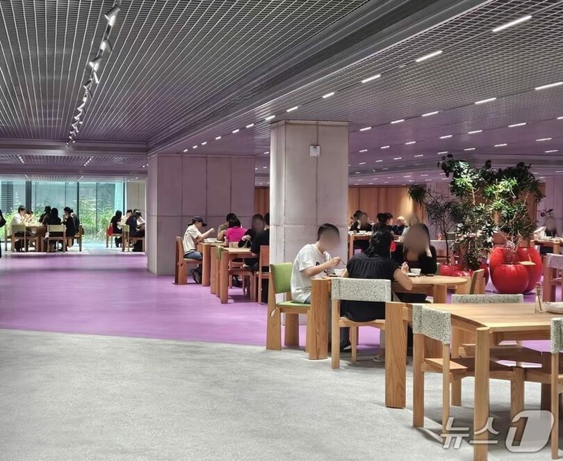 韓国・ソウル聖水洞にあるアイアイコンバインド新社屋地下の社員食堂(c)news1