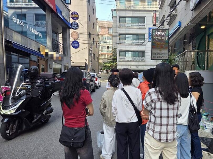 ソウル地下鉄2号線落星垈駅近くの路地に集まった現地調査クルー(c)NEWSIS