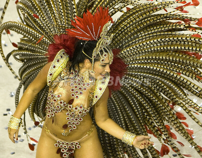 ブラジル・リオのカーニバル、一夜目から興奮は最高潮