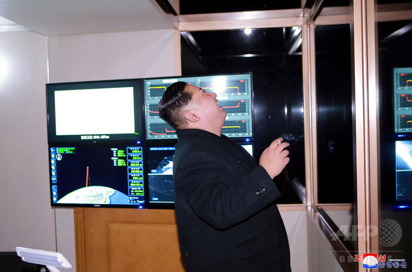 北朝鮮、新型ICBM「火星15」の写真公開 正恩氏ガッツポーズ
