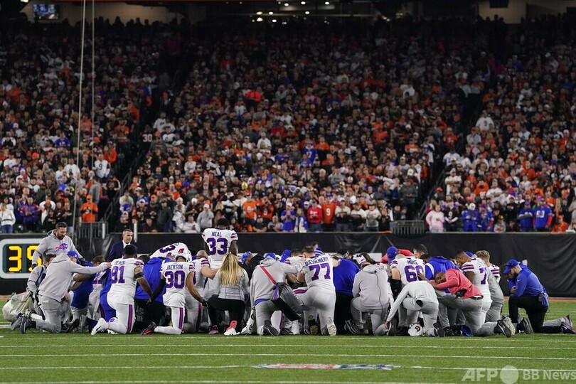 NFL選手がフィールド上で倒れる 病院搬送も「重体」