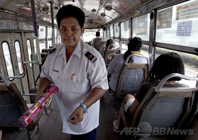 大人用おむつ着用しないと働けない…、待遇改善求めるタイのバス車掌ら