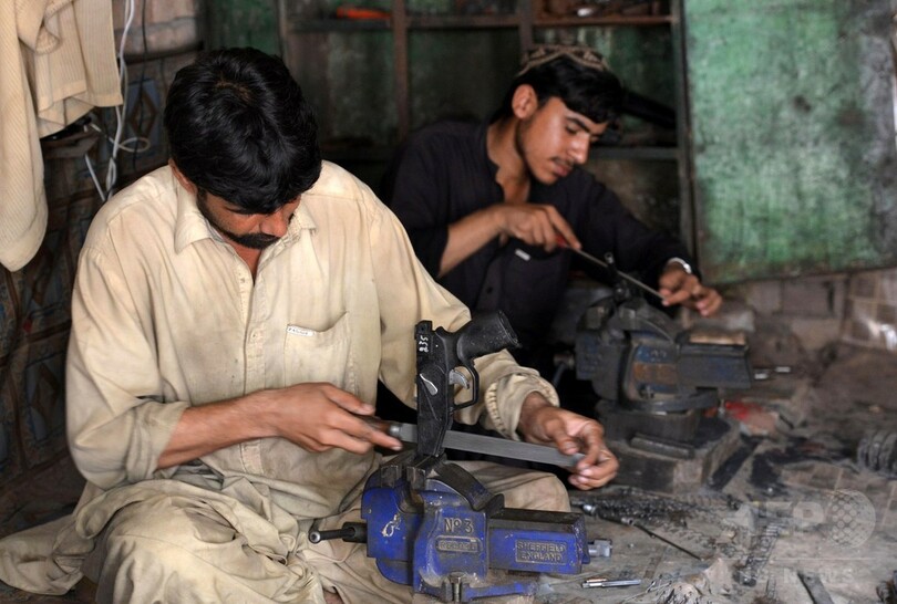 銃がスマホより安いパキスタンの町