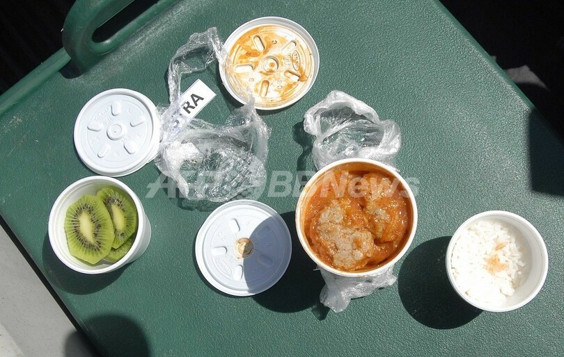 チリ落盤事故、地下作業員に温かい食事届く