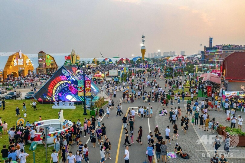 中国・青島で恒例のビール祭り開幕、マスク外し乾杯