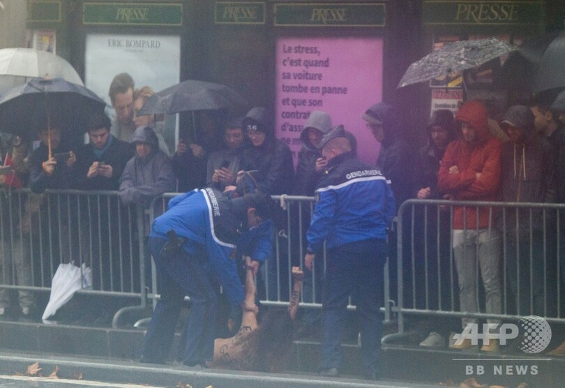 トランプ大統領の車列にトップレス女性が接近、一時停止 仏パリ