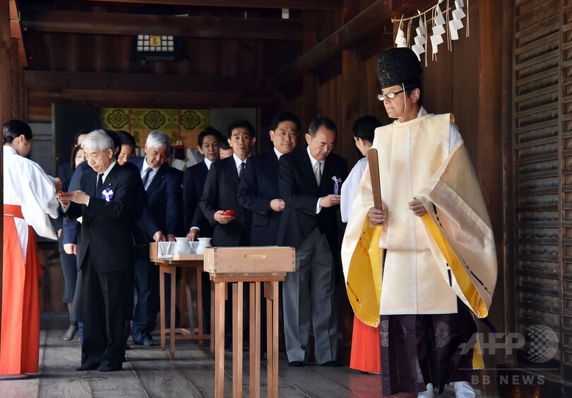 終戦記念日、靖国神社に3閣僚参拝 安倍首相は玉串料奉納