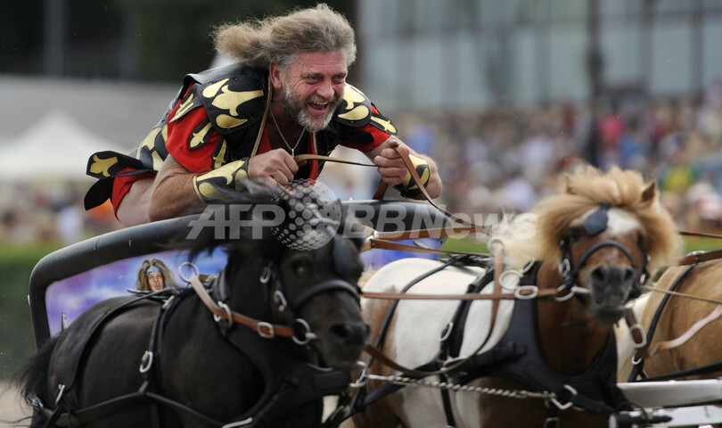 気分は古代ローマ、ベルリンで「剣闘士」の馬車レース