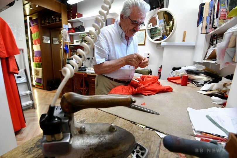 イタリアの老舗仕立て屋と、カトリック界のスターたちの関係