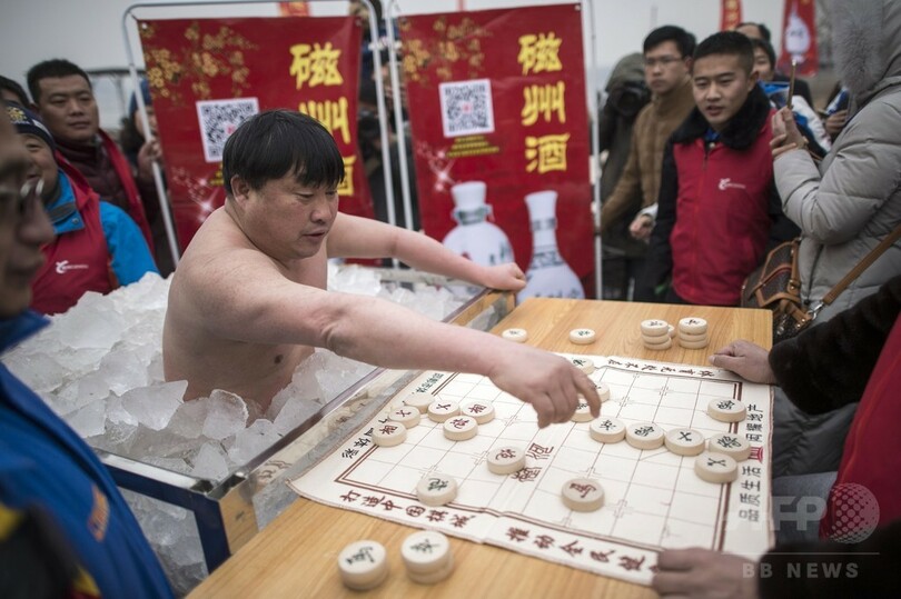 中国の「シロクマ」男、氷風呂で限界に挑戦