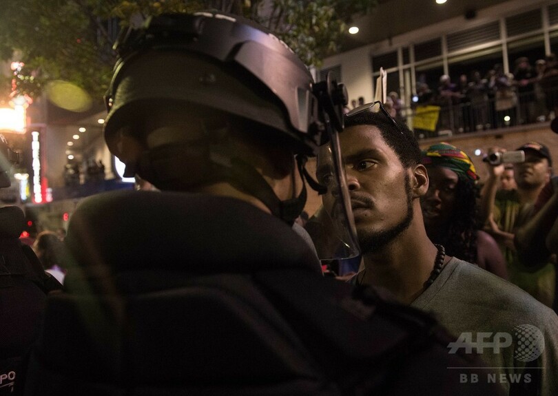 「撃たないで！」 米警察の黒人射殺、妻撮影の動画公開