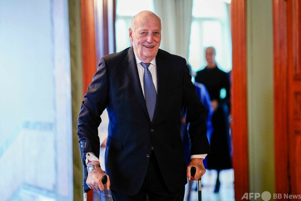 マレーシアで罹患のノルウェー国王、帰国 写真1枚 国際ニュース：AFPBB News