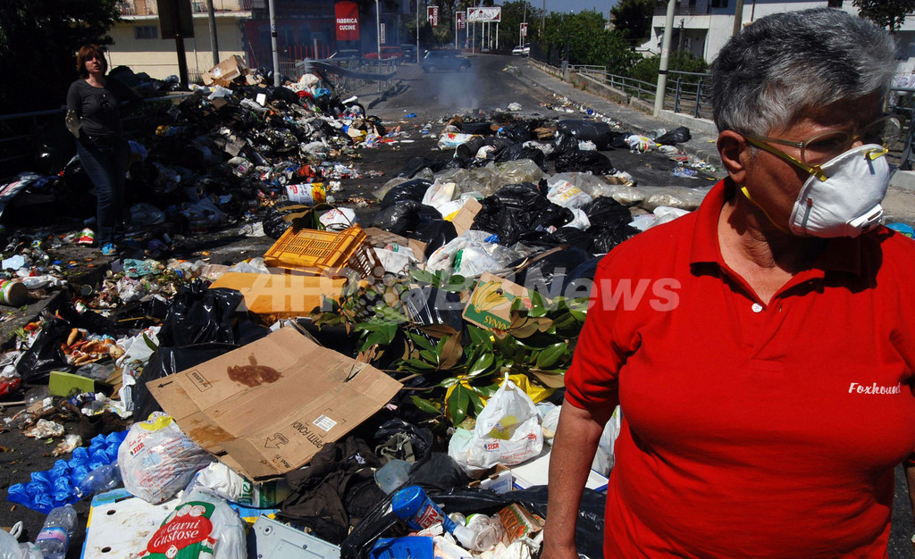 初夏で激しい異臭を放ち始めた未回収ごみ ナポリの住民が火をつける 写真3枚 国際ニュース Afpbb News