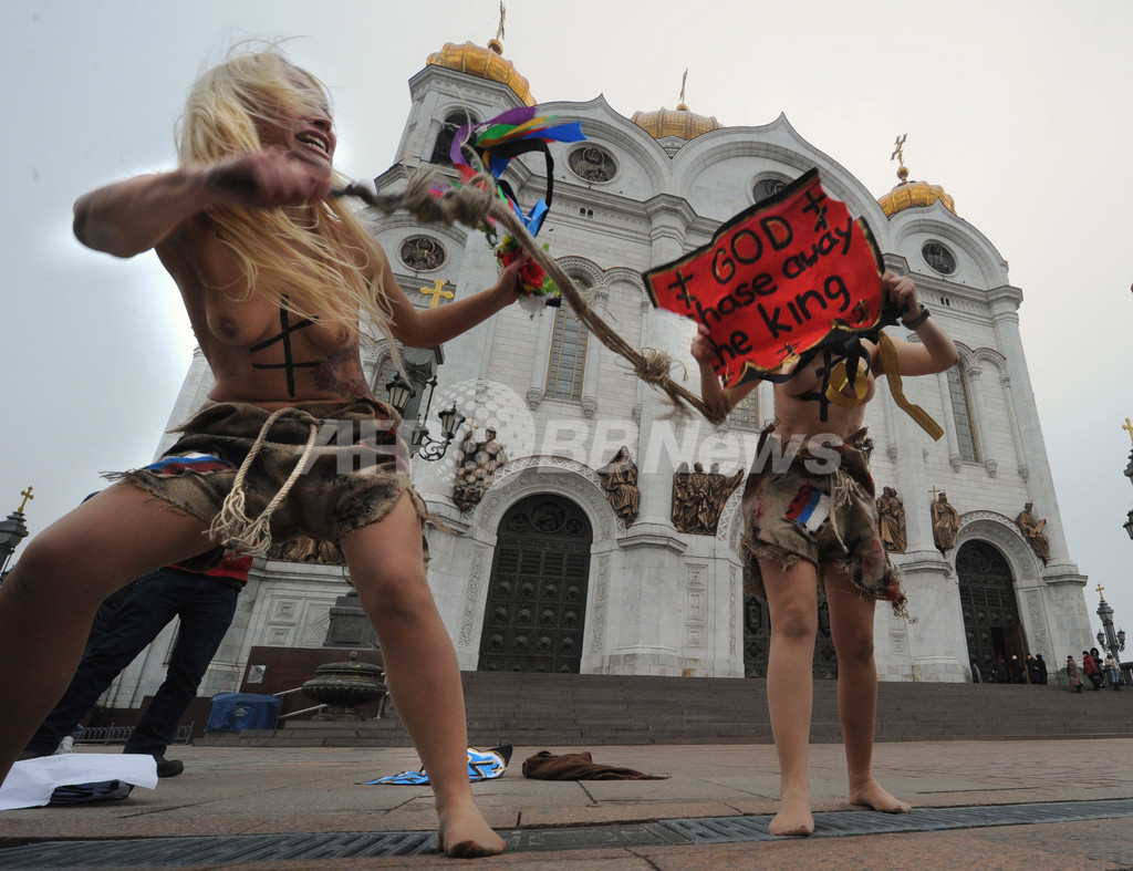 FEMEN、モスクワでロシア下院選の不正にトップレスで抗議 FEMEN、モスクワでロシア下院選の不正にトップレスで抗議