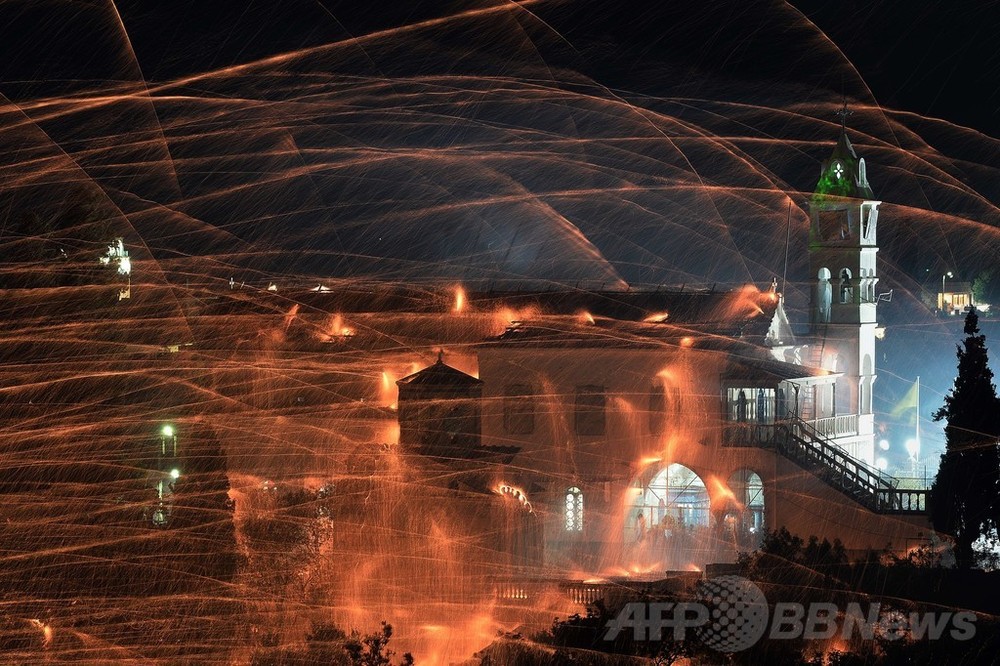 恒例の ロケット花火合戦 復活祭を祝う ギリシャ 写真枚 国際ニュース Afpbb News