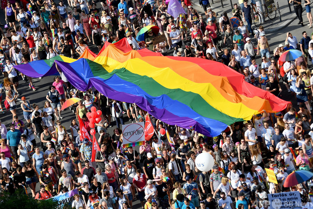 EU、ハンガリーとポーランドに法的措置開始 LGBTQの権利めぐり