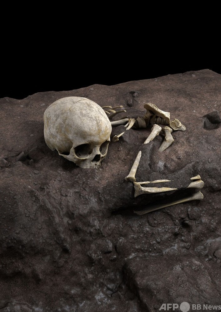 ケニアの洞窟に幼児の墓 アフリカ最古の埋葬