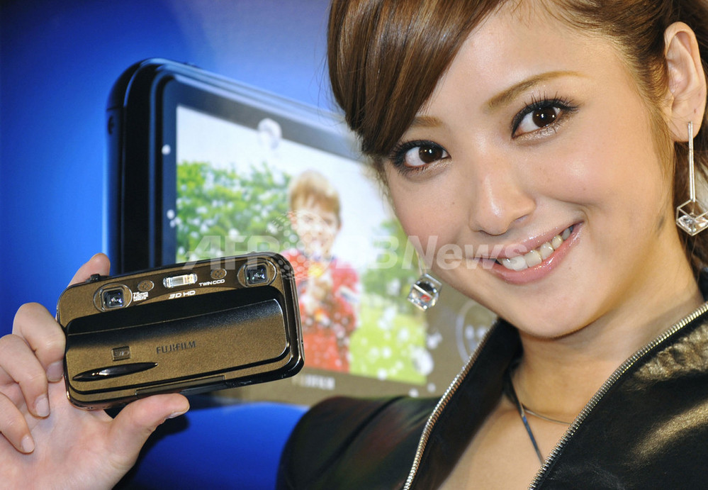 3Dデジカメ「FinePix Real 3D W3」、佐々木希がPR 写真7枚 国際