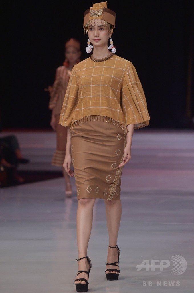 インドネシアでファッションショー、地元デザイナーらが新作発表