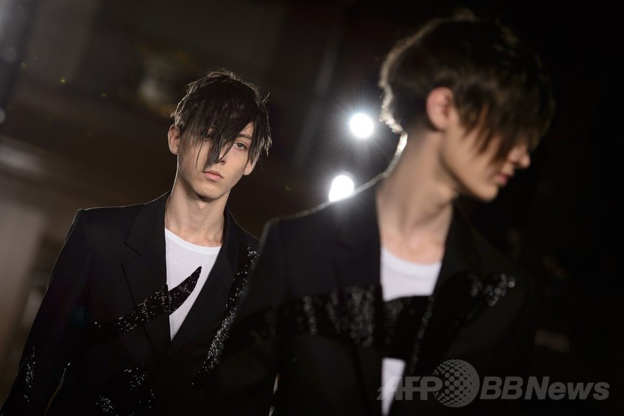 流れるような曲線のグラフィック、「アレキサンダー・マックイーン」15年春夏メンズ