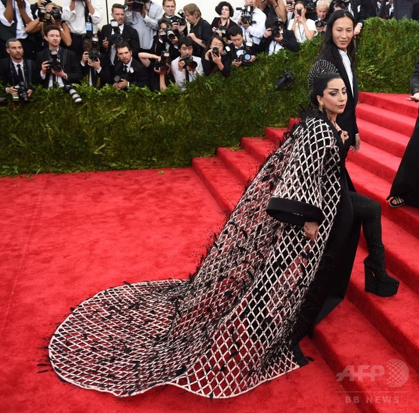 メット・ガラに豪華ドレスのセレブたち登場