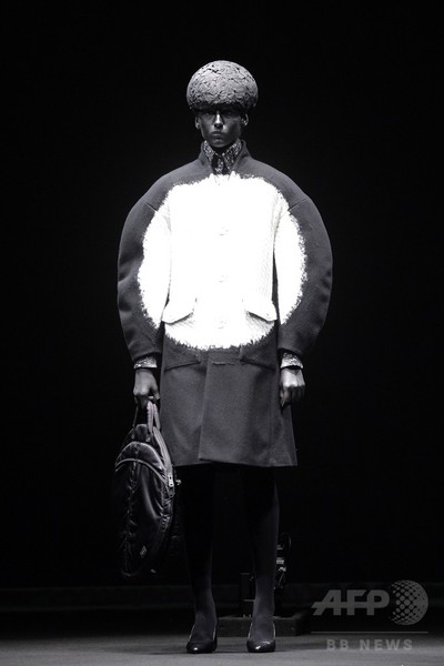 紫外線で浮かびあがる柄など「LIGHT」をテーマに、「アンリアレイジ」15/16秋冬