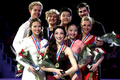 フィギュアスケート全米選手権（2013 Prudential U.S. Figure Skating Championships）は26日、米ネブラスカ（Nebraska）州オマハ（Omaha）にあるセンチュリーリンク・センター（CenturyLink Center）で行われ、アイスダンス・フリーダンス（FD）ではメリル・デイビス（Meryl Davis）/チャーリー・ホワイト（Charlie White）組が118.42点を獲得し、合計197.44点で5連覇を飾った。

表彰式に臨む（左から）2位に入ったメディソン・チョーク（Madison Chock）/エヴァン・ベイツ（Evan Bates）組、優勝したメリル・デイビス/チャーリー・ホワイト組、3位に入ったマイア・シブタニ（Maia Shibutani）/アレックス・ シブタニ（Alex Shibutani）組、4位に入ったマディソン・ハベル（Madison Hubbell）/ザカリー・ダナヒュー（Zachary Donohue）組（2013年1月26日撮影）。(c)AFP/Getty Images/Matthew Stockman