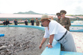 黄海南道にある三泉ナマズ養殖場を視察した金正恩朝鮮労働党委員長。朝鮮中央通信配信（2018年8月6日配信、撮影日不明）。(c)AFP PHOTO/KCNA VIA KNS