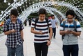 イランの首都テヘラン北部のメラット公園で、スマートフォン向けゲーム「ポケモンGO」をプレーする人々（2016年8月3日撮影）。(c)AFP/ATTA KENARE