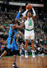08-09NBA東カンファレンスプレーオフ準決勝、ボストン・セルティックス（%%Boston Celtics%%）対オーランド・マジック（%%Orlando Magic%%）第7戦。試合はマジックが101-82でセルティックスを下し、対戦成績を4勝3敗としてカンファレンス決勝に進出した。写真はマジックのマイケル・ピートラス（%%Mickael Pietrus%%、左）のマークを外し3ポイントシュートを狙うセルティックスのレイ・アレン（%%Ray Allen%%）。（2009年5月17日撮影）(c)AFP/Getty Images/NBAE/Brian Babineau