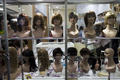 南米ブラジル・サンパウロ（Sao Paulo）で開催されたヘアメークや化粧品の見本市「ビューティー・フェア2013（Beauty Fair）」で展示されるかつら（2013年9月10日撮影）。(c)AFP/NELSON ALMEIDA