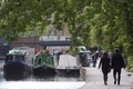 英ロンドンのリージェンツ運河で、岸に係留された船（2015年5月28日撮影）。(c)AFP/JUSTIN TALLIS