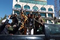 イエメンの首都サヌアで、トラックの荷台に乗りスローガンを叫ぶイスラム教シーア派系の民兵組織「フーシ」のメンバー（2015年2月11日撮影）。(c)AFP/MOHAMMED HUWAIS