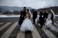 韓国・ソウル（Seoul）の加平（Gapyeong）で行われた統一教会（Unification Church）の合同結婚式に参加した新郎新婦たち（2014年2月12日撮影）。(c)AFP/Ed Jones