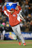 第3回ワールド・ベースボール・クラシック（2013 World Baseball Classic、WBC）は17日、米カリフォルニア（California）州サンフランシスコ（San Francisco）で準決勝が行われ、日本は1-3でプエルトリコに敗れた。

試合に勝利し、国旗を手に歓喜するプエルトリコのイラム・ブルゴス（Hiram Burgos、2013年3月17日撮影）。(c)AFP/Getty Images/Thearon W. Henderson