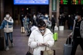中国・北京の鉄道駅に到着したマスク姿の利用客（2020年2月1日撮影）。(c)NOEL CELIS / AFP