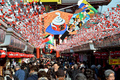 東京・浅草の浅草寺（Sensoji）に続く仲見世（Nakamise）商店街（2012年12月27日撮影）。(c)AFP/Yoshikazu TSUNO