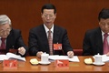 中国共産党の張高麗前副首相（中央、2017年10月18日撮影）。(c)WANG ZHAO / AFP