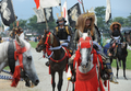 福島県の伝統祭り「相馬野馬追」は29日に2日目を迎え、東日本大震災の影響で前年は見送られていた主行事の甲冑（かっちゅう）競馬と神旗争奪戦が南相馬市で行われた。1000年にわたり続く祭りにはこの日、数万人が訪れ、約400騎が繰り広げる勇壮な伝統行事を楽しんだ。

写真は行進する騎馬武者たち（2012年7月29日撮影）。(c)AFP/Toru YAMANAKA