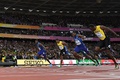 第16回世界陸上ロンドン大会、男子100メートル決勝。トップでフィニッシュするジャスティン・ガトリン（左）、2位のクリスチャン・コールマン（右から2人目）、3位のウサイン・ボルト（右、2017年8月5日撮影）。(c)AFP/Kirill KUDRYAVTSEV
