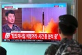 韓国ソウルの駅で、北朝鮮の弾道ミサイル発射実験に関する報道を放映するテレビを見る人たち（2017年7月4日撮影）。(c)AFP/JUNG Yeon-Je