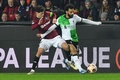 サッカーヨーロッパリーグ、決勝トーナメント1回戦第1戦、スパルタ・プラハ対リバプール。相手選手とボールを競るリバプールのモハメド・サラー（右、2024年3月7日撮影）。(c)MICHAL CIZEK / AFP