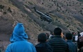 モロッコ・イムリル近郊の山岳地帯で、北欧出身の女性2人が遺体で発見された現場上空を飛ぶヘリコプター。モロッコのニュースチャンネル「KECH24」が放送した映像より（2018年12月18日取得）。(c)KECH24 Moroccan News Channel / AFP
