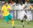 2018年サッカーW杯ロシア大会、アフリカ3次予選グループD、南アフリカ対セネガル。南アフリカのディーン・ファーマン（左）とボールを競るセネガルのサディオ・マネ（2017年11月10日撮影）。(c)AFP/PHILL MAGAKOE