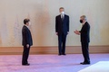 皇居で国際オリンピック委員会（IOC）のトーマス・バッハ会長と面会される天皇陛下（左）。宮内庁提供（2021年7月22日撮影・公開）。(c)AFP PHOTO / Imperial Household Agency