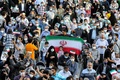 イランの首都テヘランのイマーム・フセイン広場で開かれたエブラヒム・ライシ師の大統領当選を祝う集会の参加者ら（2021年6月19日撮影）。(c)ATTA KENARE / AFP