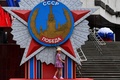 ウクライナ国境から約40キロ離れた、ロシア南部ベルゴロド州の州都ベルゴロドの博物館で屋外を歩く少女（2023年5月27日撮影、資料写真）。(c)Olga MALTSEVA / AFP